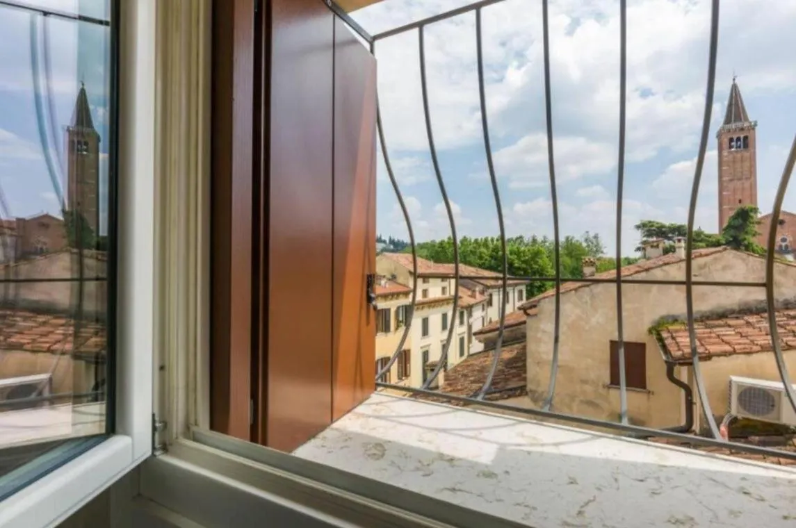 Ponte Pietra Luxury Home In Verona